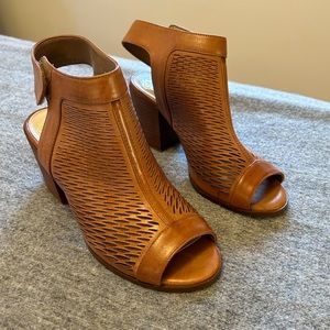 Vince Camuto peep toe leather bootie SIZE 7 LIKE NEW
